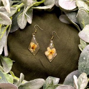 Elegant encapsulated floral diamond shaped earrings